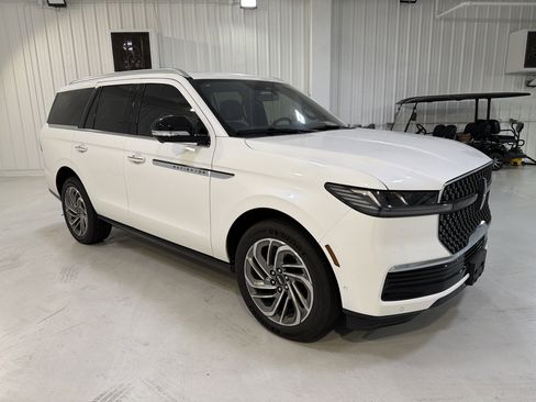 Used 2025 Lincoln Navigator Reserve image 7