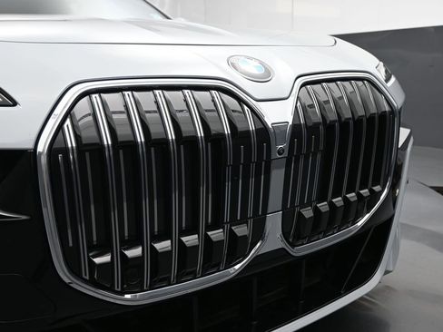 Used 2024 BMW 760i xDrive w/ Premium Package 2 image 12