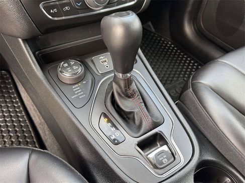 Used 2022 Jeep Cherokee Trailhawk image 21