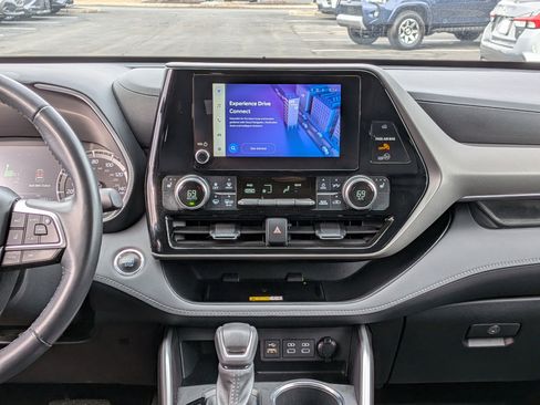 Certified 2023 Toyota Highlander XLE image 3