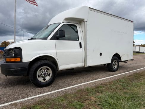 Used 2010 GMC Savana 3500 CUTAWAY BOX TRUCK COMMERCIAL image 3