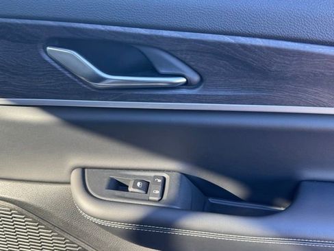 Certified 2025 Jeep Grand Cherokee Limited w/ Black Appearance Package image 27