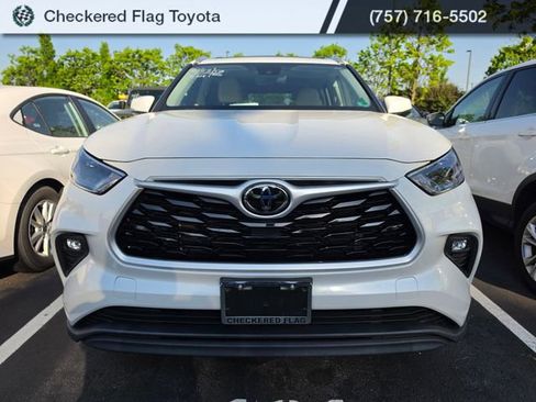 Used 2022 Toyota Highlander XLE AWD/4WD image 2