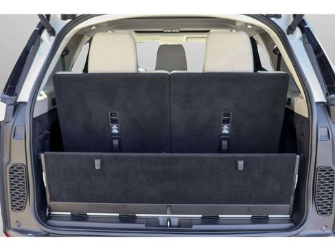 Used 2018 Land Rover Discovery SE image 31