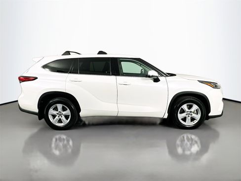 Certified 2020 Toyota Highlander LE image 8