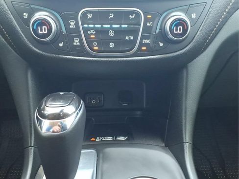 Used 2018 Chevrolet Equinox Premier FWD image 24
