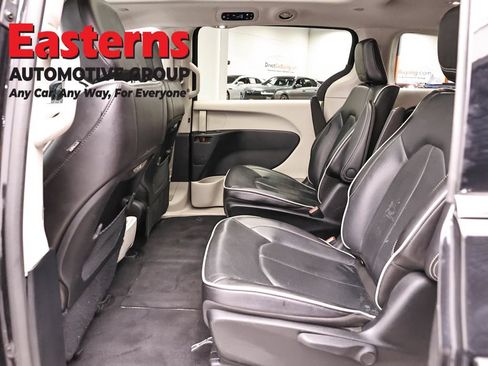Used 2023 Chrysler Pacifica Limited FWD image 23