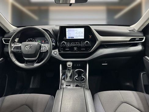 Used 2023 Toyota Highlander LE FWD image 17