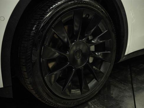 Used 2022 Tesla Model Y Long Range AWD/4WD image 3