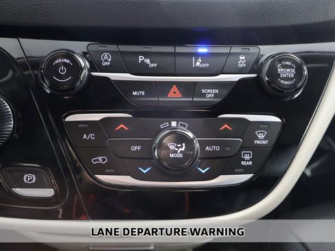 Used 2024 Chrysler Pacifica Touring-L image 5