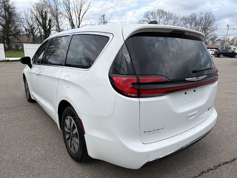 Used 2024 Chrysler Pacifica Limited FWD image 6
