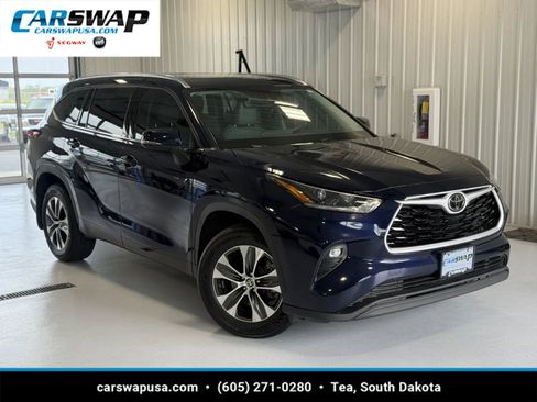 Used 2021 Toyota Highlander XLE AWD/4WD image 1