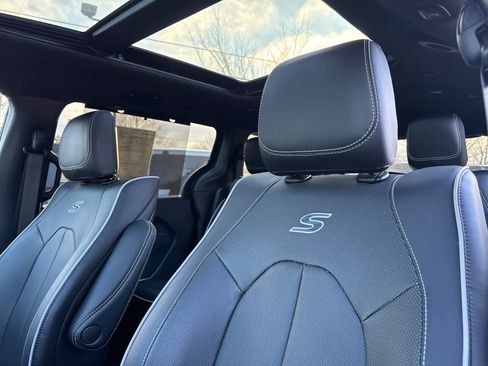 New 2023 Chrysler Pacifica Limited w/ Uconnect Theater Family Group image 15