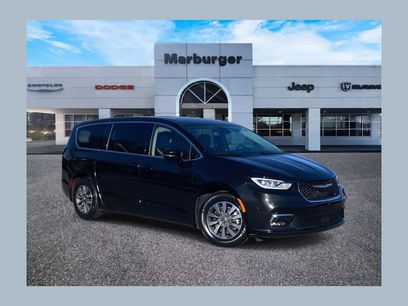 Used 2024 Chrysler Pacifica Select