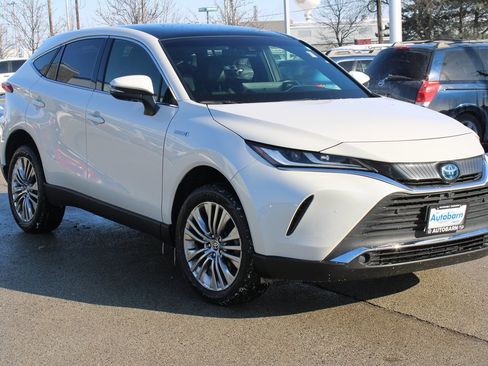 Used 2021 Toyota Venza Limited image 3