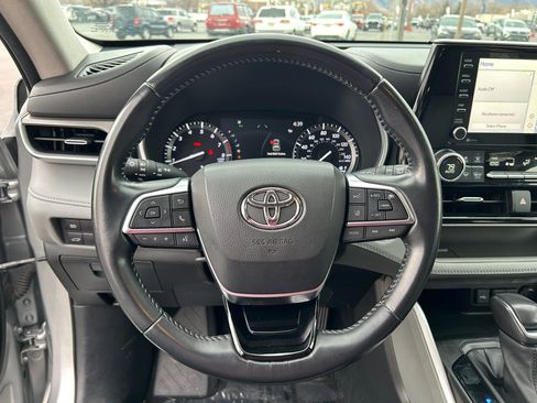 Used 2021 Toyota Highlander XLE image 12