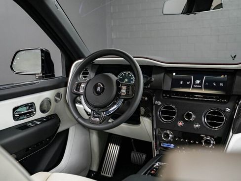 Used 2023 Rolls-Royce Cullinan Black Badge w/ Dark Exterior Package AWD/4WD image 33