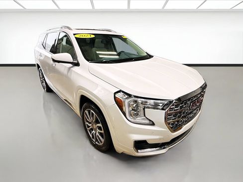 Used 2024 GMC Terrain Denali w/ Denali Premium Package AWD/4WD image 3
