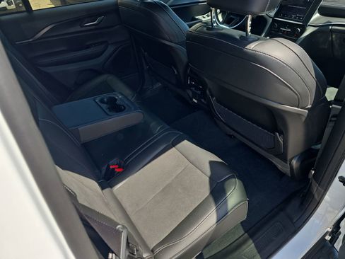 Used 2024 Jeep Grand Cherokee Altitude image 12