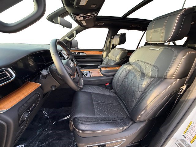 Used 2023 Jeep Grand Wagoneer Series III AWD/4WD image 10