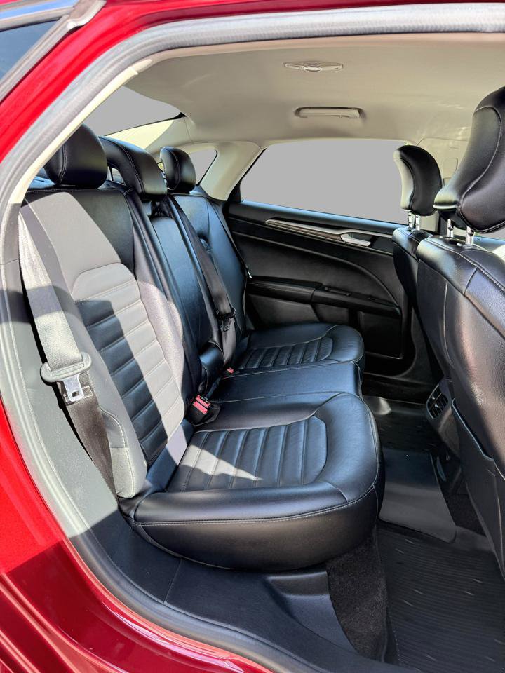 Used 2017 Ford Fusion SE w/ Fusion SE Technology Package FWD image 19
