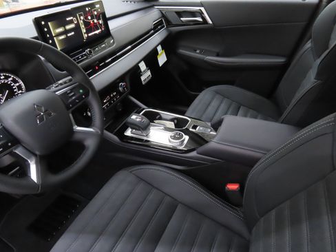 New 2025 Mitsubishi Outlander SE image 20