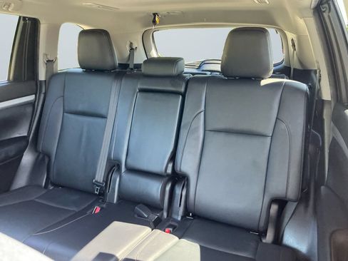 Used 2019 Toyota Highlander XLE AWD/4WD image 14