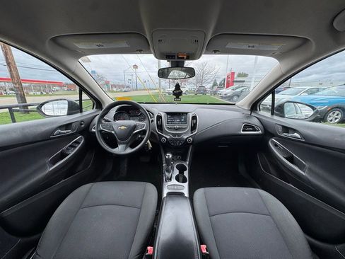 Used 2017 Chevrolet Cruze LT image 9
