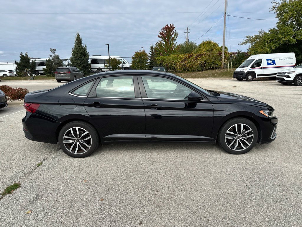 Used 2025 Volkswagen Jetta SE FWD image 6