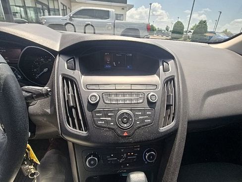 Used 2018 Ford Focus SE w/ Cold Weather Package FWD image 9