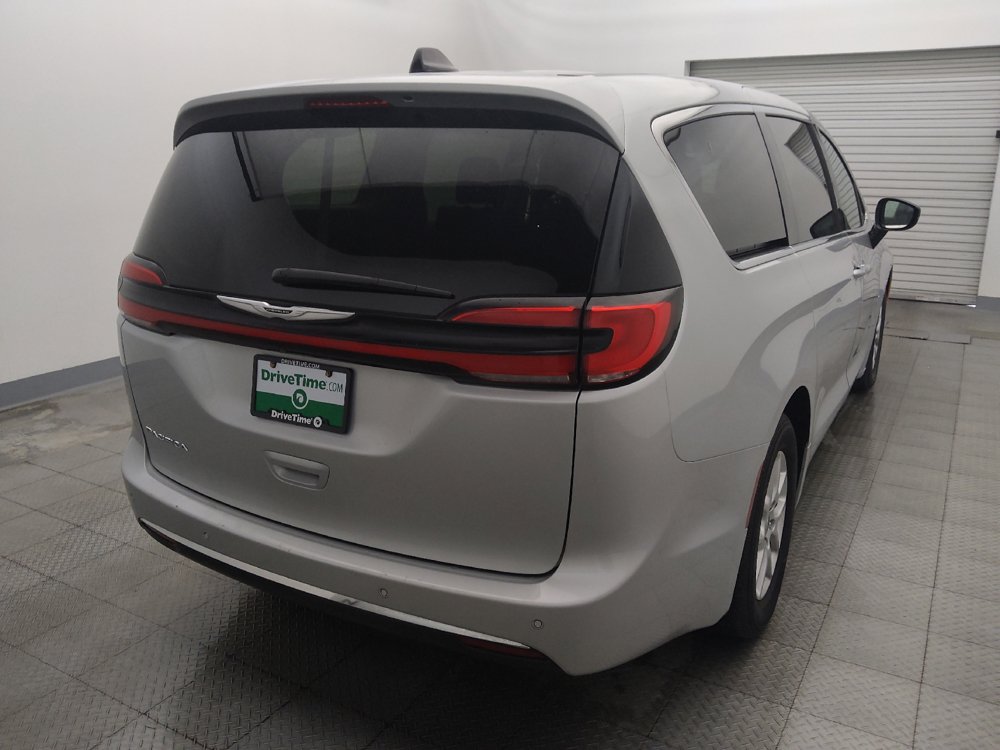 Used 2024 Chrysler Pacifica Touring-L FWD image 7