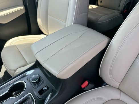 Used 2023 Chevrolet Traverse Premier AWD/4WD image 21