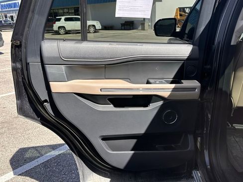Used 2023 Ford Expedition Limited image 15