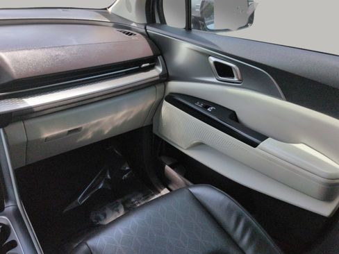 Certified 2023 Kia Carnival LX FWD image 21