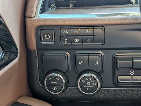 Used 2025 Chevrolet Suburban High Country image 27