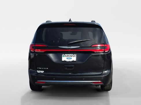 Used 2022 Chrysler Pacifica Touring-L image 4