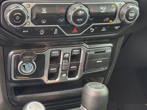 Used 2022 Jeep Wrangler Unlimited Sport image 25