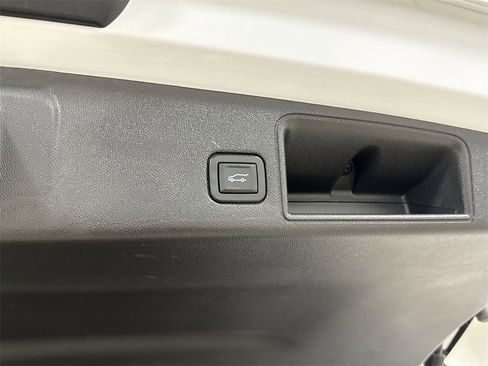 Used 2024 GMC Terrain SLT image 27