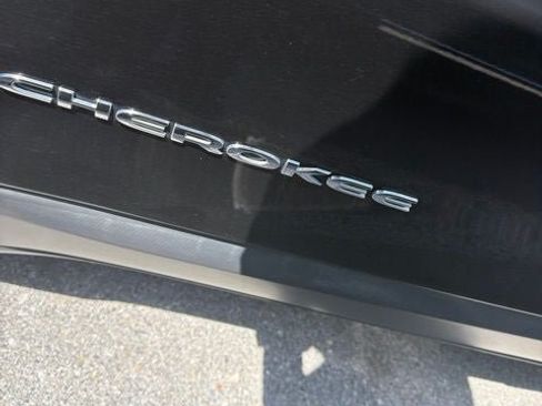 Used 2017 Jeep Cherokee Sport AWD/4WD image 10