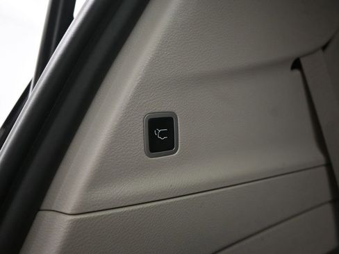 Used 2024 Chrysler Pacifica Touring-L image 11