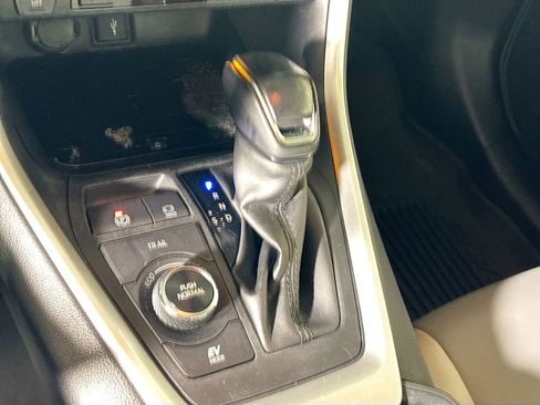 Used 2021 Toyota RAV4 XLE Premium image 17