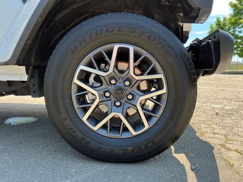 Used 2025 Jeep Wrangler Unlimited Sahara AWD/4WD image 13