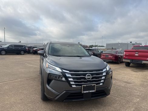 Used 2024 Nissan Rogue SV image 3