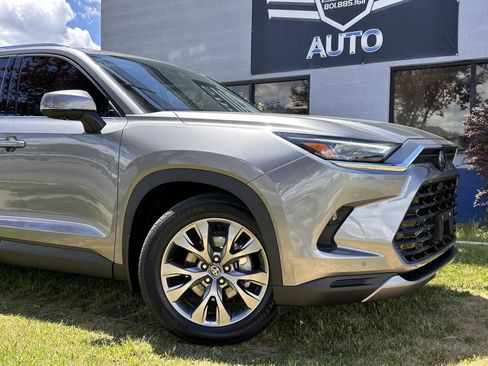 Used 2025 Toyota Grand Highlander AWD Hybrid image 3