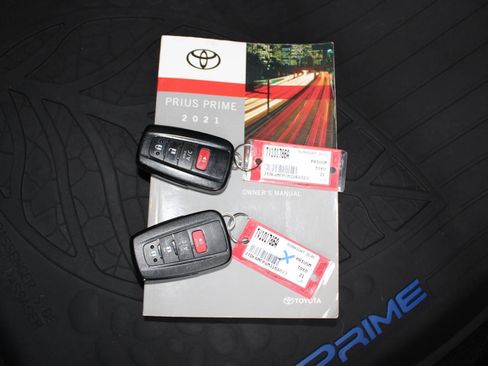 Used 2021 Toyota Prius Prime LE image 27
