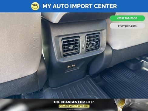 Used 2021 Toyota Venza LE image 26