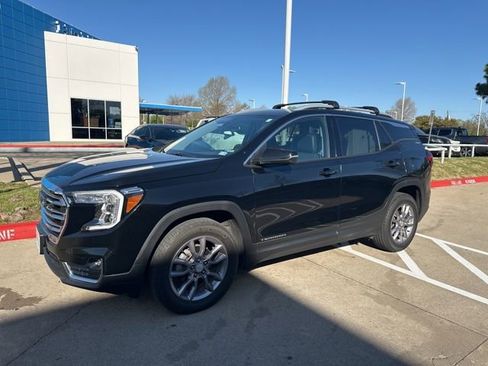Used 2024 GMC Terrain SLT image 2