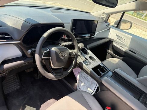 Used 2025 Toyota Sienna XLE w/ XLE Plus Package AWD/4WD image 9
