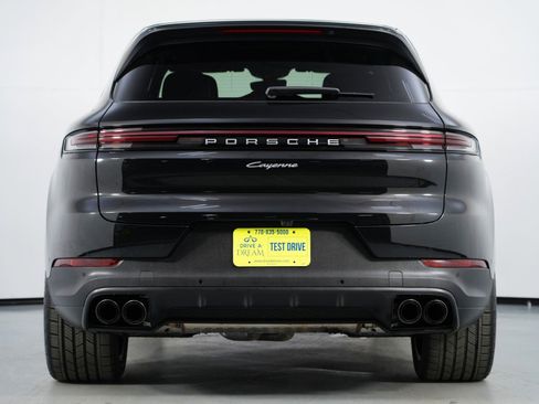 Used 2024 Porsche Cayenne image 11