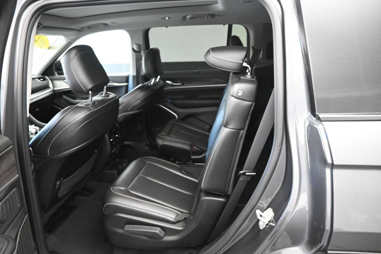 Used 2023 Jeep Grand Cherokee L Limited w/ Luxury Tech Group II AWD/4WD image 12